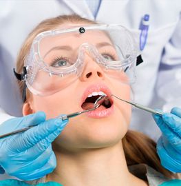 Clínica Dental Virgen del Rocío Mujer en odontólogo